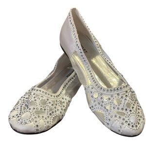 Badgley Mischka White GiGi Embellished Flat Size 4